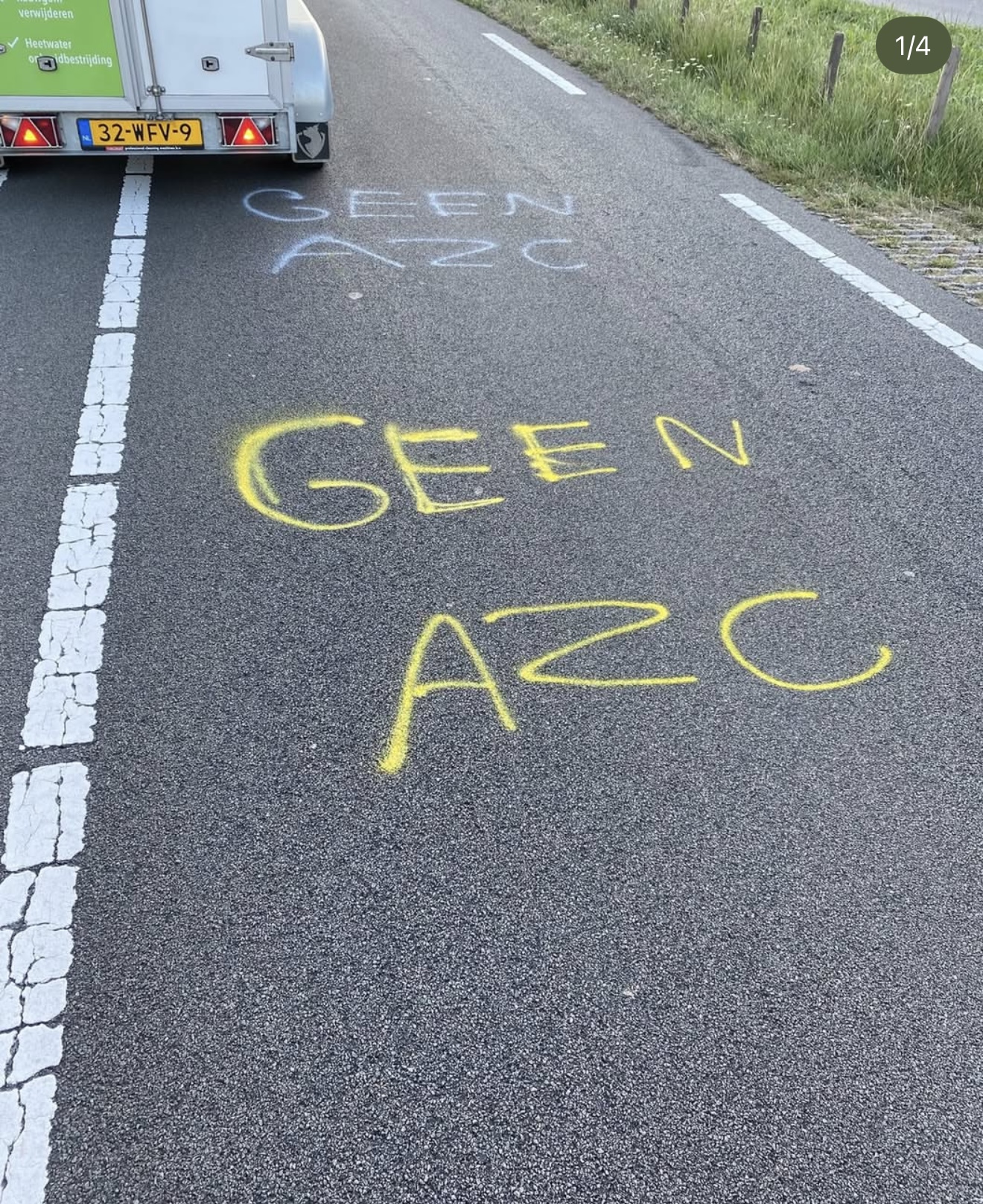 Voor foto: Provocerende graffiti op wegdek voordat CalmPro B.V. de reiniging uitvoerde
