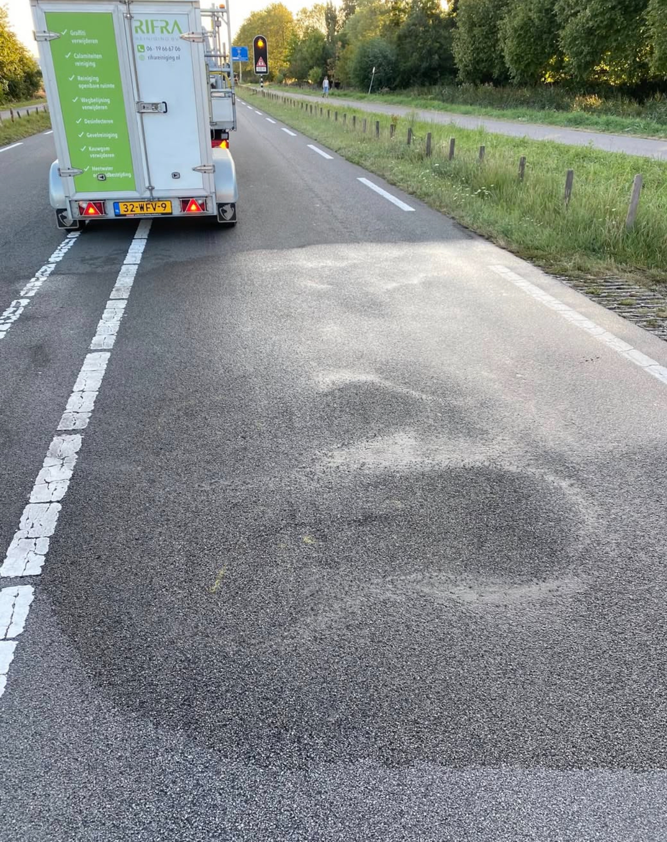 Professionele wegdekreiniging: Provocerende tekst effectief verwijderd